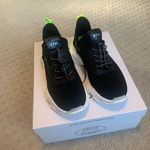 Steve Madden 7.5 black sneaker